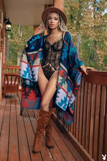Slim Ebony Blonde Strips Out of Her Lingerie and Poses Naked