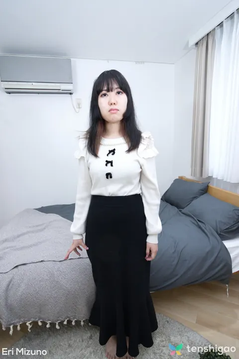Japanese Babe Strips Naked in the Bedroom – photo 4 of 21