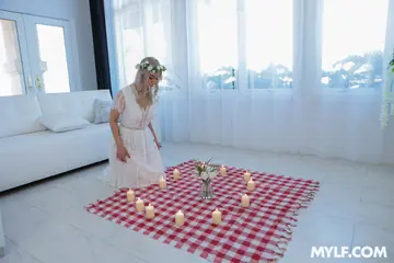 Angelica Coralvine – Curvy Blonde MILF Spreads Wide and Takes Her Partner Deep
