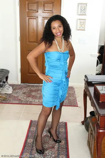 Theresa Long – Thick Ebony MILF Poses in Stockings and Heels in the Entrance