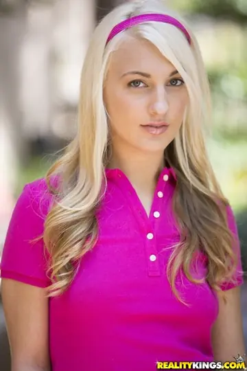 Hailey Holiday – Busty Blonde PAWG Shows Off Her Body Outdoors