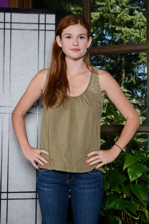 Lara Brookes: Redhead in Jeans Pulls Them Aside to Spread Her Hairy Pussy – photo 1 of 20