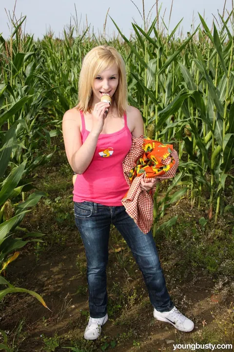 Cindy Q: BBW Blonde with Big Tits Uses a Dildo Outdoors – photo 1 of 21