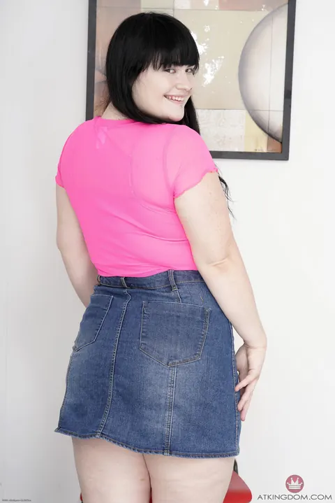 Curvy Hairy MILF Spreads Wide for the Camera – photo 2 of 21
