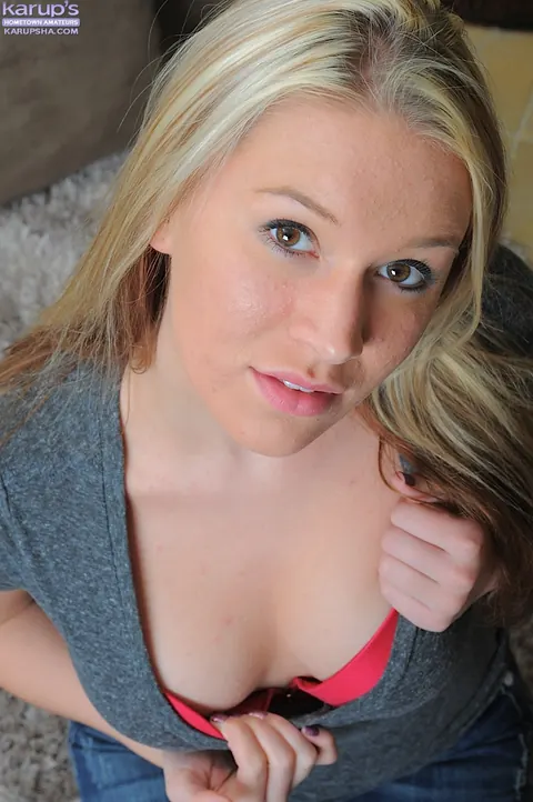 Kristi Kay: Blonde Amateur Strips Out of Her Jeans and Fingers Her Shaved Pussy – photo 2 of 16