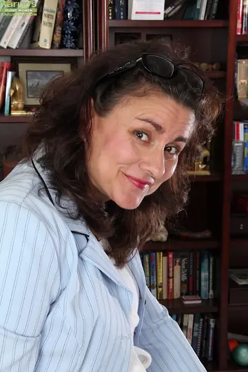 Gianna Jones – Mature Brunette Spreads Her Legs and Pinches Her Nipples