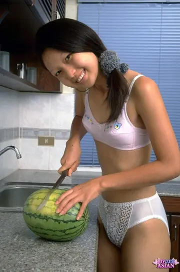 Lin Si Yee – Thai MILF Removes Her Lace Panties and Spreads Her Hairy Pussy in the Kitchen