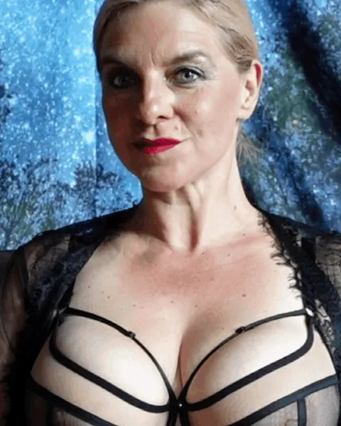 Thick German MILF Shows Off Her Curves in a Selfie – photo 5 of 18