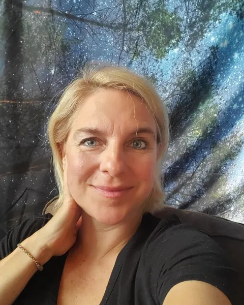 Thick German MILF Shows Off Her Curves in a Selfie – photo 6 of 18