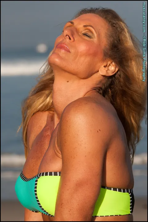 Thick Blonde MILF Flexes in a Bikini on the Beach – photo 11 of 15