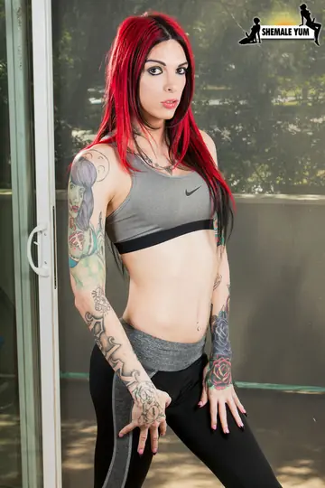 Trans Woman Undresses Fully for Gallery Set