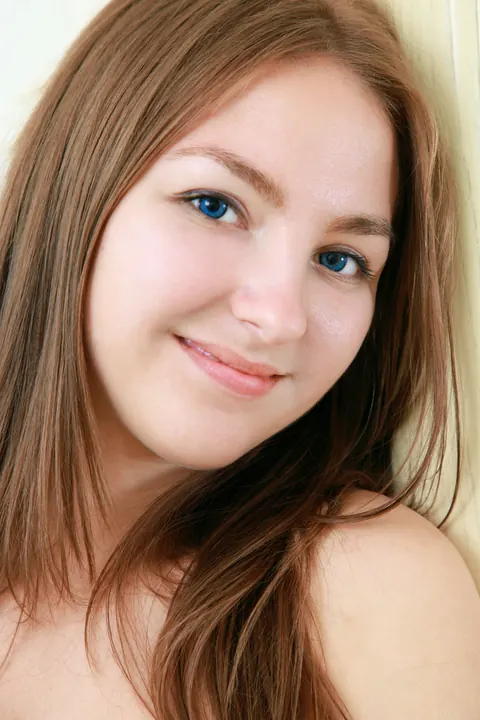 Alessa Z: Brunette with Natural Tits Spreads Her Shaved Pussy While Sitting – photo 18 of 21