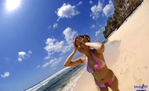 Asami Ogawa: Japanese MILF Changes Bikini and Shows Panties on the Beach – photo 1 of 16