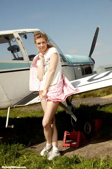 Strawberry Sandy – Thick Czech Brunette Uses a Vibrator on a Plane