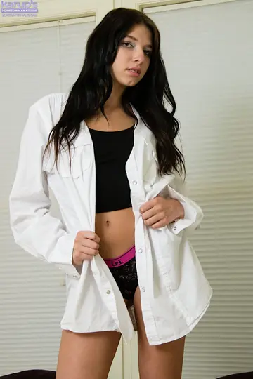 Lolaylah Iris – Latina PAWG Pulls Panties Aside for Dildo and Fingers