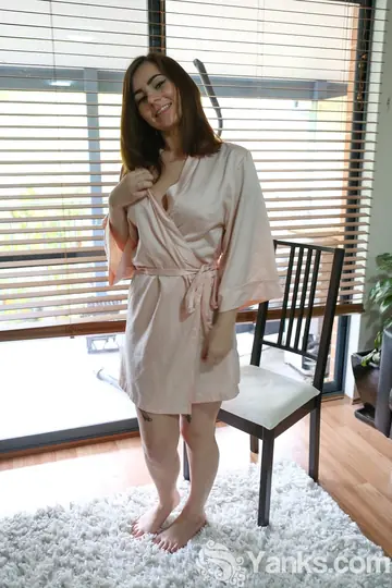 Kitty Du Jour – Australian Brunette PAWG Uses a Dildo and Spreads