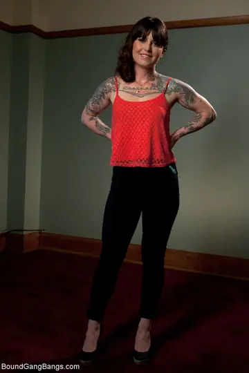 Vivienne Del Rio – Brunette Strips and Shows Her Tattooed Body in the Bathroom