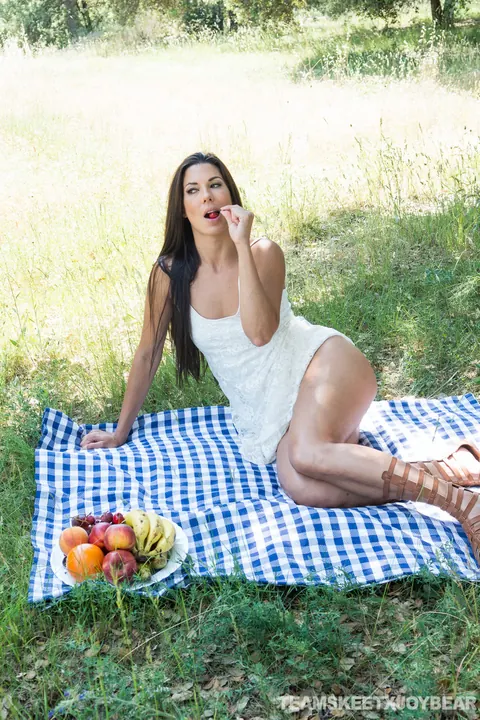 Alexa Tomas: Curvy Latina MILF Gets Fucked Doggy Style Outdoors – photo 6 of 19