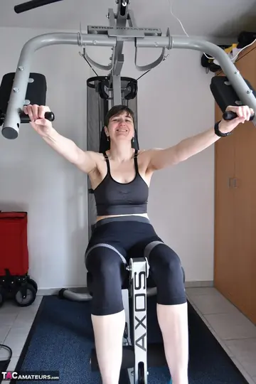 Thick MILF Flaunts Her Saggy Tits and Big Ass in Yoga Pants at the Gym