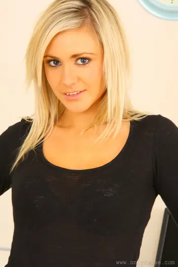 Jenna Jones – Blonde MILF in Lingerie and Stockings Teases and Spreads