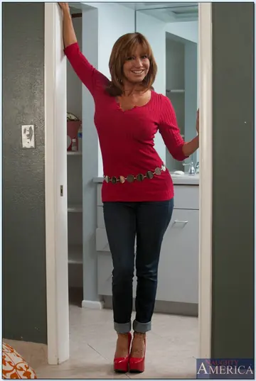 Tara Holiday – Curvy Latina MILF Peels Off Her Jeans and Shows Her Big Tits