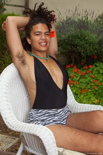 Yonique – Thick Ebony Woman Spreads Her Hairy Pussy Outdoors
