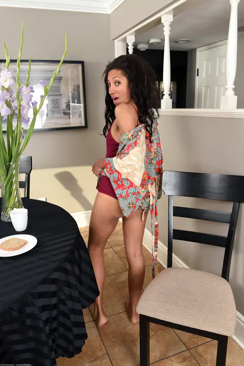 Cree Morena: Petite Ebony MILF Displays Her Sensitive Feet – photo 5 of 20