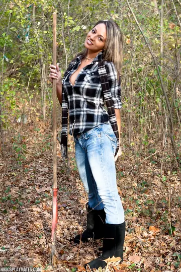 Nikki Sims – Thick Brunette MILF Sheds Her Jeans for Panties and Boots in the Woods