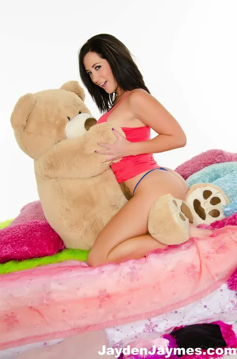 Jayden Jaymes: Thick Brunette MILF Pulls Her Panties Aside and Uses a Toy – photo 6 of 15