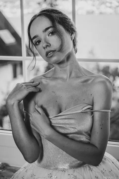 Rinna Ly: Ukrainian Brunette Undresses and Poses by the Window – photo 17 of 21