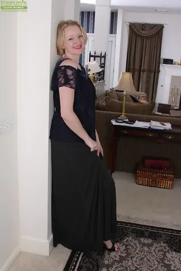 Anya Volcov – Mature European Blonde Shows Her Feet in Panties and Heels