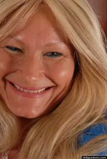 Roxy Fontaine – Tanned Blonde MILF Strips Off Her Lingerie to Show Her Shaved Pussy