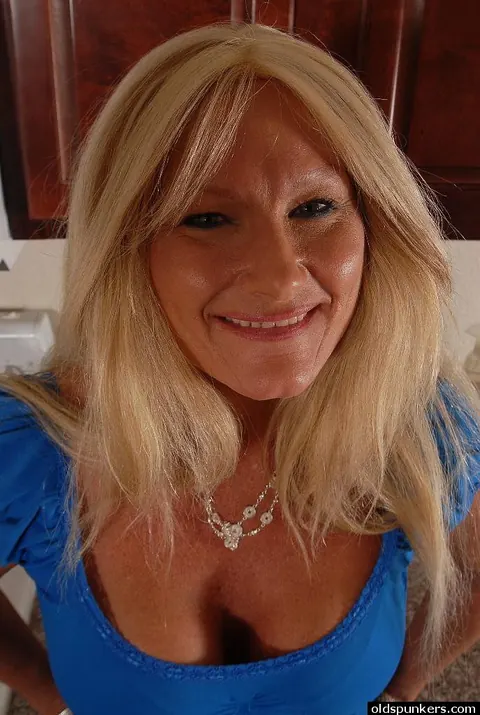 Roxy Fontaine: Tanned Blonde MILF Strips Off Her Lingerie to Show Her Shaved Pussy – photo 2 of 16