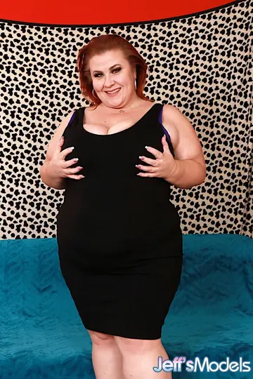 Lady Lynn – Curvy Redhead MILF Strips Nude and Spreads Her Pussy