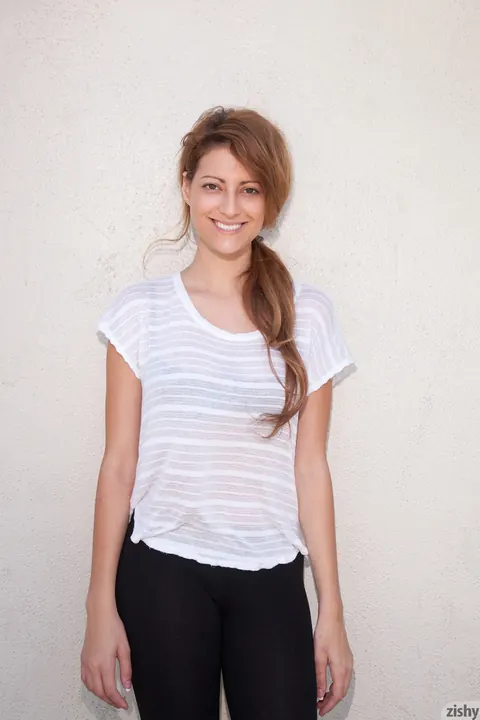 Bobbi Vidal: Brunette Shows Her Round Butt in Yoga Pants Outdoors – photo 1 of 11