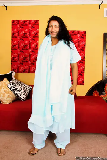 Chubby Indian MILF Strips Off Her Lingerie and Poses Nude in Sandals