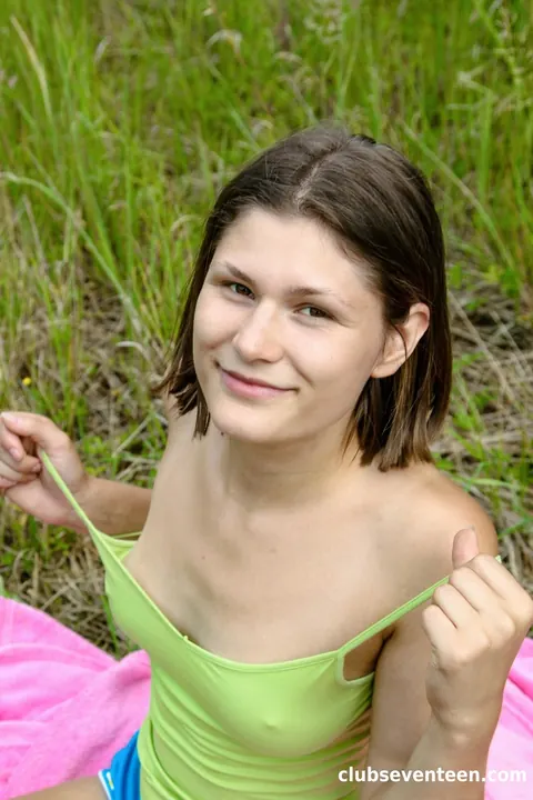 Thick Brunette Fingers Her Shaved Pussy Outdoors – photo 5 of 20