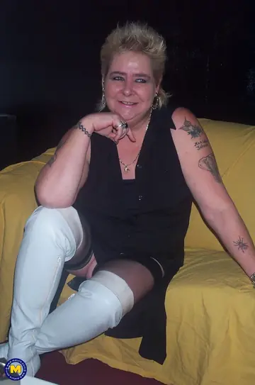 Two Curvy MILFs in Pantyhose Share a Double-Ended Dildo