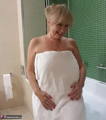 Lorna Blu – European Blonde MILF Spreads Her Pussy Lips in the Bathroom