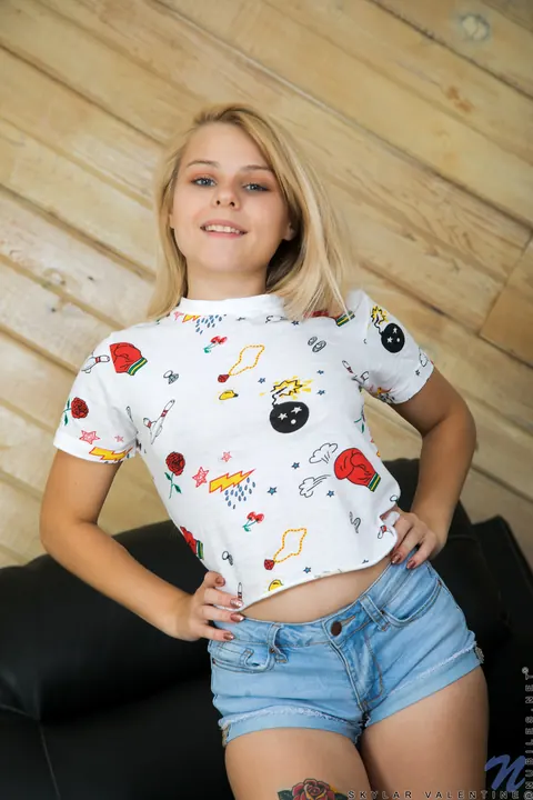 Skylar Valentine: Thick Blonde Uses a Dildo in Her Shaved Pussy – photo 1 of 16
