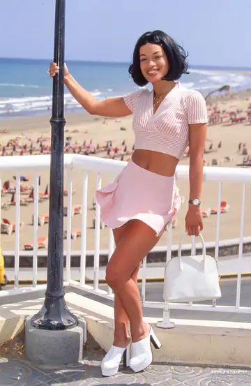 Short-Haired Brunette Takes Double Penetration on the Beach in Heels