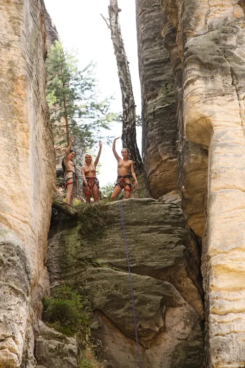 Sara J: Skinny Blonde Goes Topless on a Public Mountain Climb – photo 18 of 21