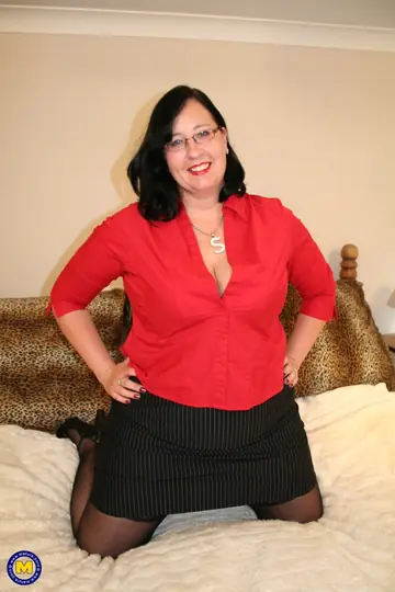 Curvy Mature Brunette Toys Her Pussy in Stockings and Glasses