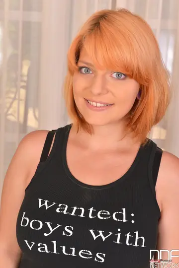 Lola Fauve – Czech BBW Redhead Spreads Her Shaved Pussy Wide