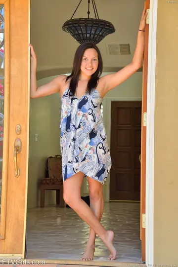 Mature Woman Spreads Her Pussy and Shows Her Feet Outdoors