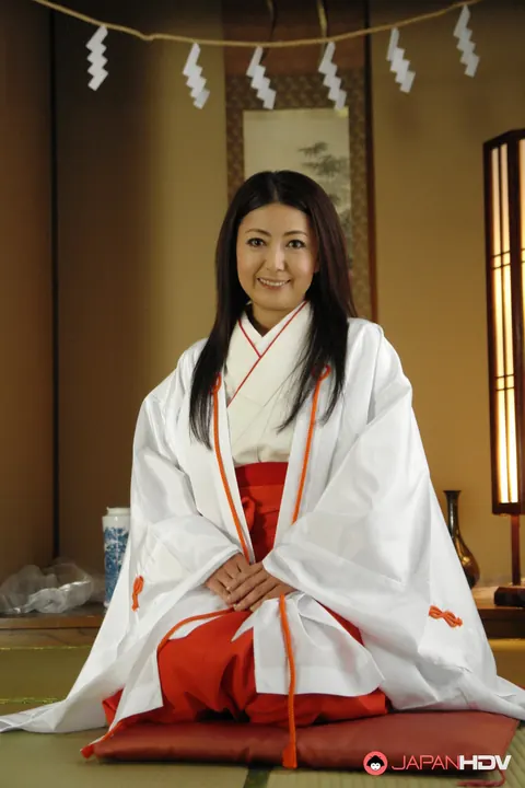 Ayano Murasaki: Asian MILF Sheds Her Kimono for a Blowjob and a Cumshot – photo 1 of 20
