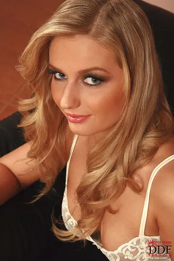Courtney Lightspeed – Thick Czech MILF Strips Out of Her Lingerie to Use a Dildo