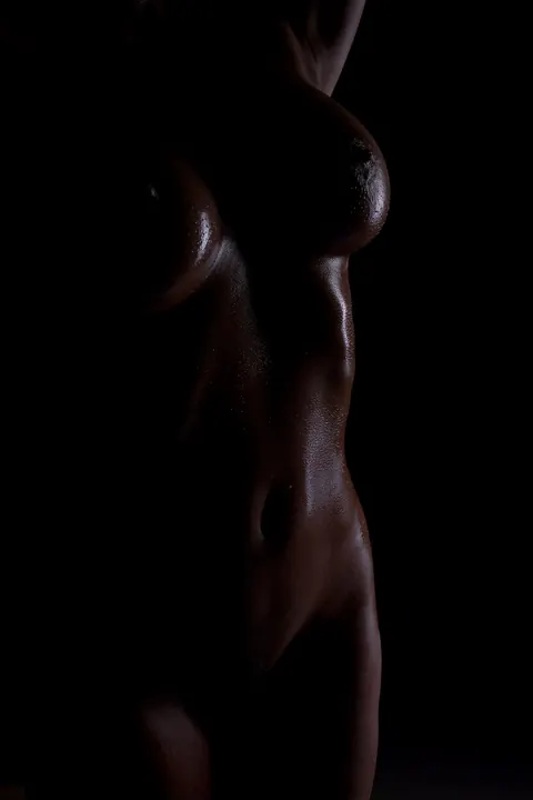 Babe with Big Tits Oils Up and Spreads in the Dark – photo 4 of 15