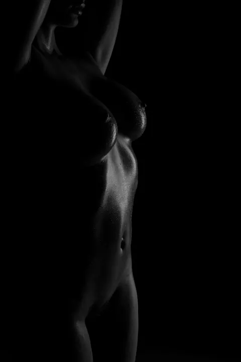 Babe with Big Tits Oils Up and Spreads in the Dark – photo 10 of 15