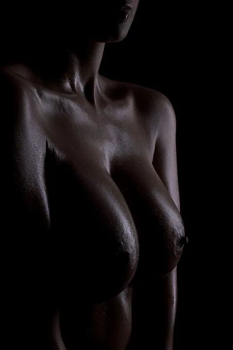 Babe with Big Tits Oils Up and Spreads in the Dark – photo 13 of 15